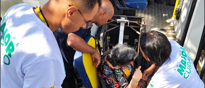 Outro momento do mesmo atendimento, com a equipe auxiliando a pessoa idosa no embarque