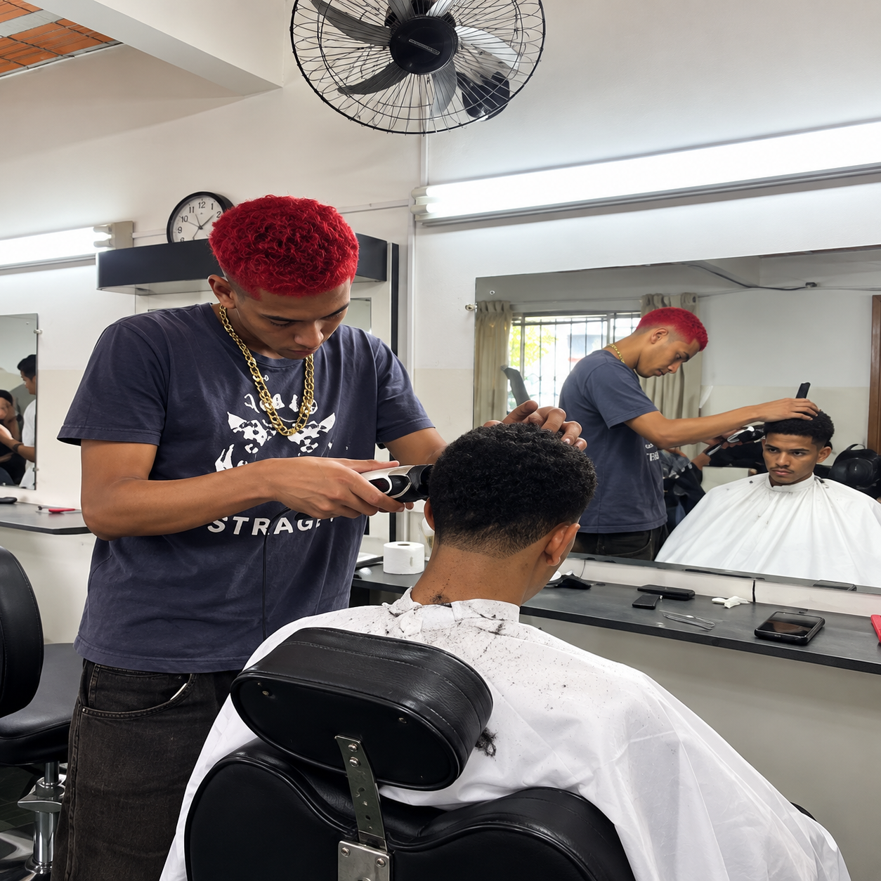 Profissional do curso de barbearia do Programa de Qualificação Profissional cortando o cabelo de um cliente em frente ao espelho