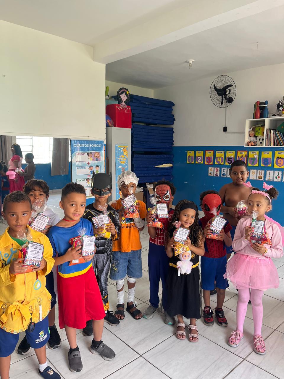 Crianças fantasiadas em dia temático na Creche