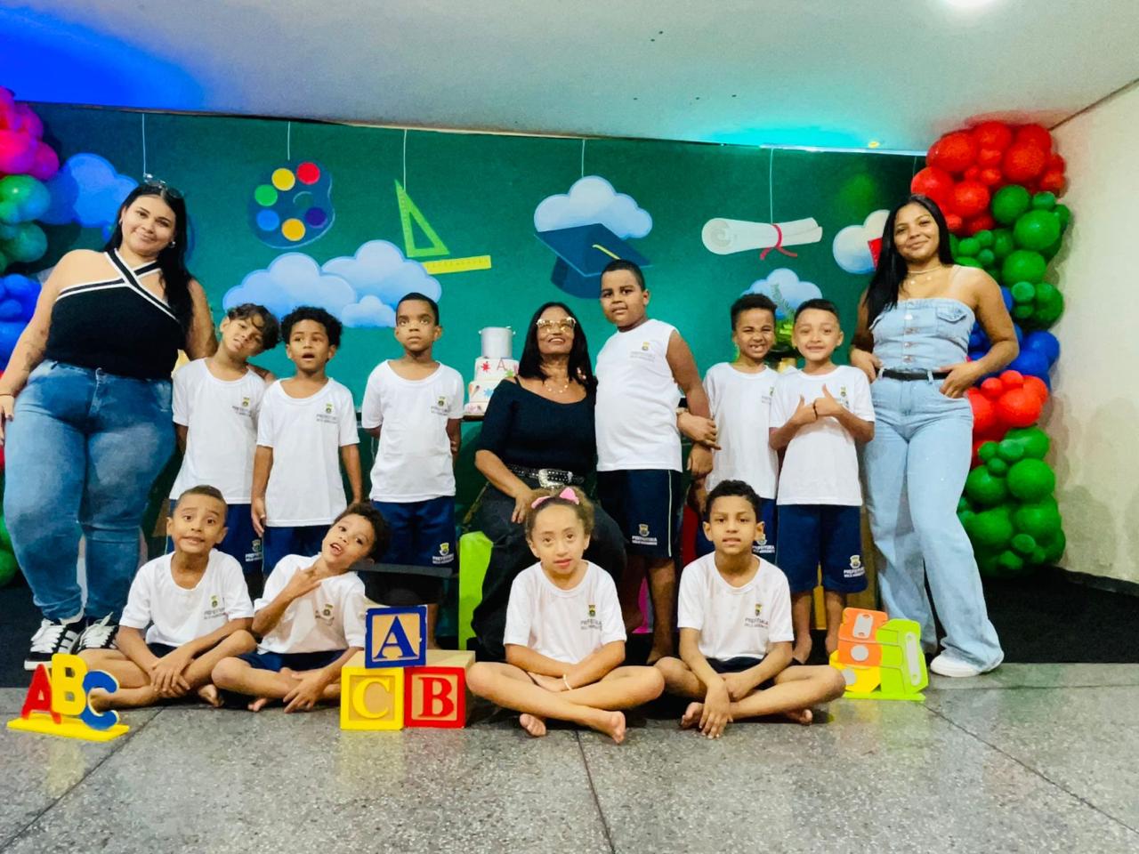 Turma da formatura reunida com as educadoras