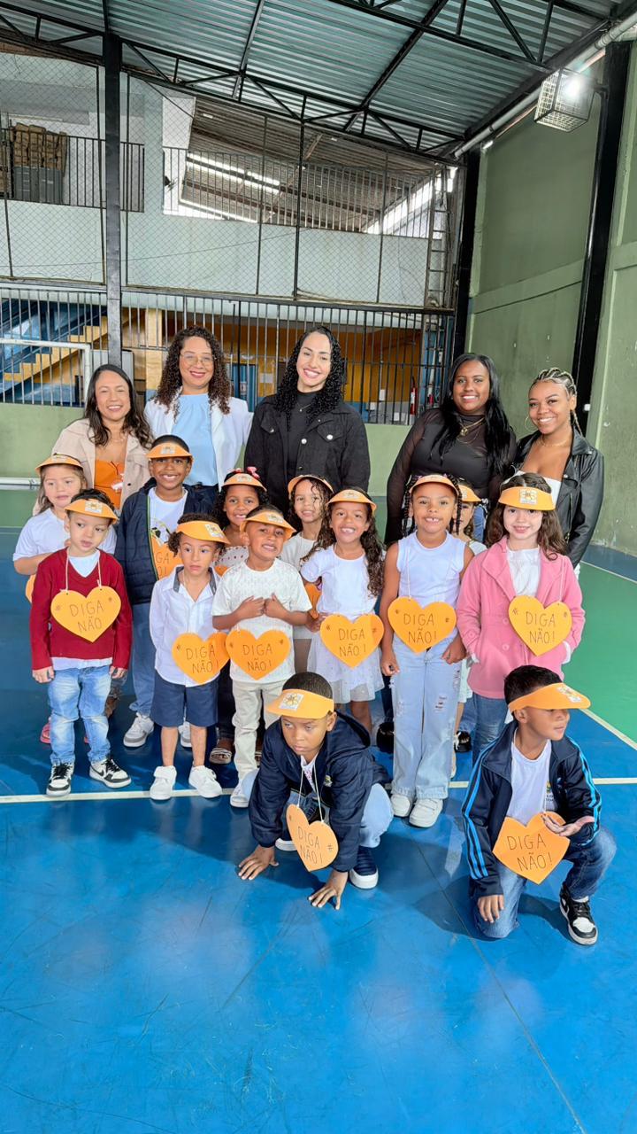 Crianças participando da campanha Maio Laranja