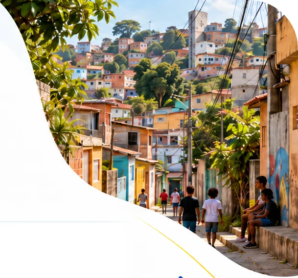 Rua de comunidade em Belo Horizonte, com casas coloridas na encosta e crianças caminhando